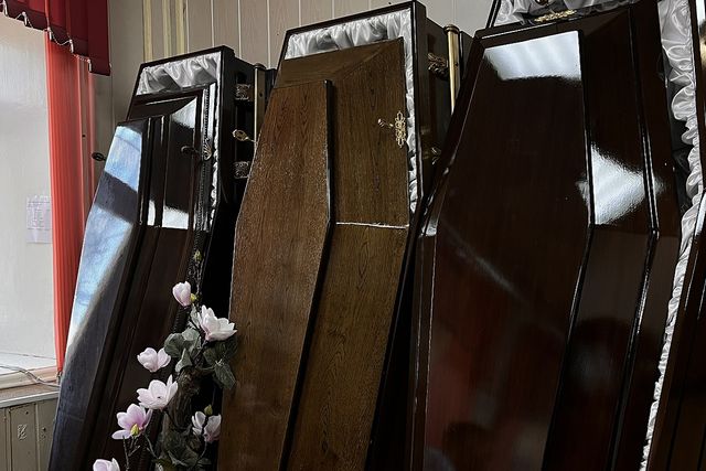 В Ирбите гендиректор похоронного агентства покупал у участкового адреса умерших - Уральский меридиан, 29.10.2026