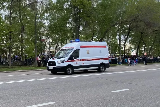 В Уфе дерево свалилось прямо на женщину - Новости Уфы и Башкирии – UfacityNews.ru, 19.06.2025