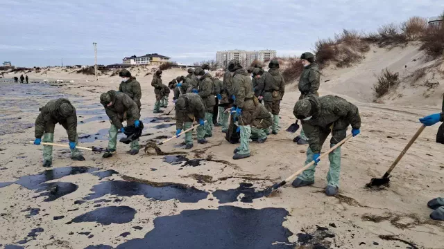 Более 4 тысяч тонн загрязненного мазутом песка собрали с побережья Черного моря - kubanpress.ru, 21.12.2024