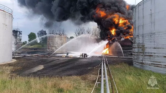 На видео попал пожар на нефтебазе после падения БПЛА на Кубани - kubanpress.ru, 05.02.2025