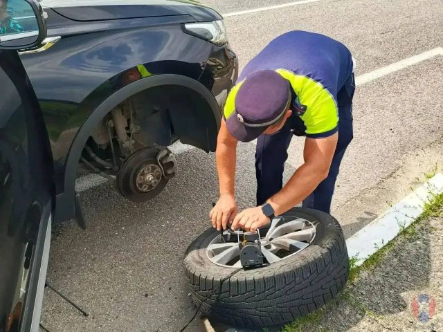В Нижнедевицком районе автоинспекторы выручили семью с двумя детьми, возвращавшуюся с юга в Курск. В Нижнедевицком районе автоинспекторы выручили семью с двумя детьми, возвращавшуюся с юга в Курск. - Типичный Воронеж | Новости Воронежа, 16.08.2026