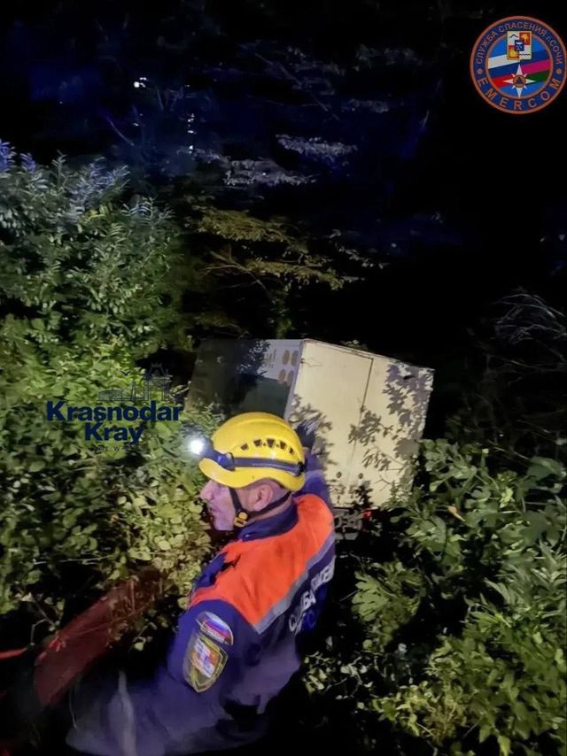Фура слетела с трассы и скатилась по склону под Сочи. Водителя спасли - Краснодар и край, 19.08.2026