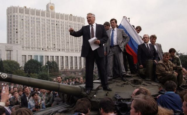"Лебединое озеро". Как в Барнауле 35 лет назад противостояли госперевороту - Amic.ru, 19.08.2026