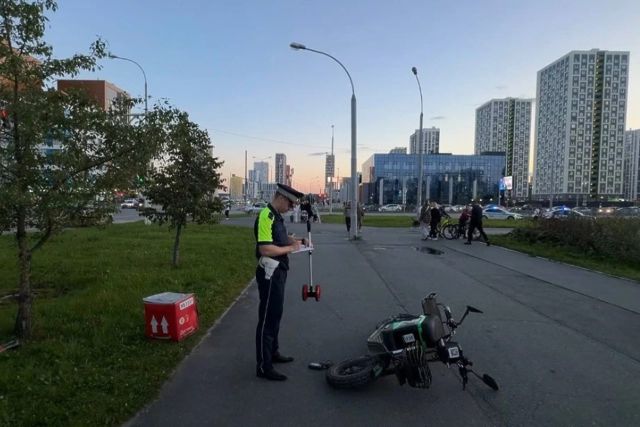 В Екатеринбурге курьер на электровелосипеде сбил 12-летнюю девочку В Екатеринбурге курьер на электровелосипеде сбил 12-летнюю девочку - Новости Uralweb.ru, 27.08.2026