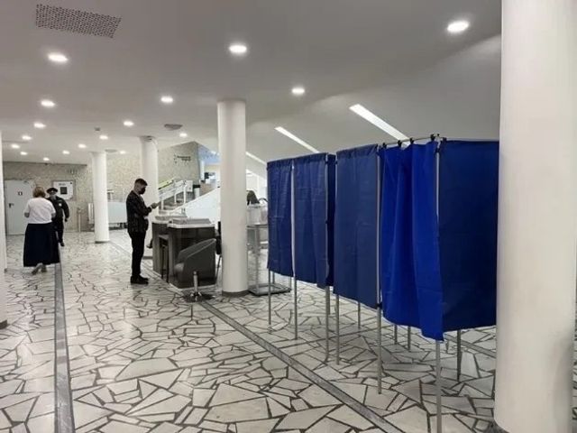 Отделение партии ЛДПР подало в Свердловский областной суд иск об отмене регистрации списка кандидатов «Яблока» на выборах в Законодательное собрание региона. Одним из обвинений оппонентов является использование средств избирательного фонда сверх установленного законом предельного размера в 10 млн руб. Отделение партии ЛДПР подало в Свердловский областной суд иск об отмене регистрации списка кандидатов «Яблока» на выборах в Законодательное собрание региона. Одним из обвинений оппонентов является использование средств избирательного фонда сверх установленного законом предельного размера в 10 млн руб. - Деловой квартал | DK.RU, 27.08.2026