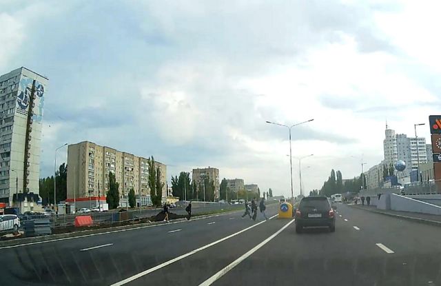 «С риском для жизни переходят дорогу на Остужевской развязке некоторые «смельчаки». Недавно в нашем городе открыли подземный переход. Теперь на этом участке дороги нет светофоров. Поток машин несётся в шесть полос. Есть рядом подземный переход. Живи — не хочу. Но, видимо, многим реально не хочется, раз они находят смелость переходить дорогу в этом месте. Соблюдайте ПДД и не будет ДТП. Берегите себя». «С риском для жизни переходят дорогу на Остужевской развязке некоторые «смельчаки». Недавно в нашем городе открыли подземный переход. Теперь на этом участке дороги нет светофоров. Поток машин несётся в шесть полос. Есть рядом подземный переход. Живи — не хочу. Но, видимо, многим реально не хочется, раз они находят смелость переходить дорогу в этом месте. Соблюдайте ПДД и не будет ДТП. Берегите себя». - 36ON Воронеж|Новости, 15.09.2026