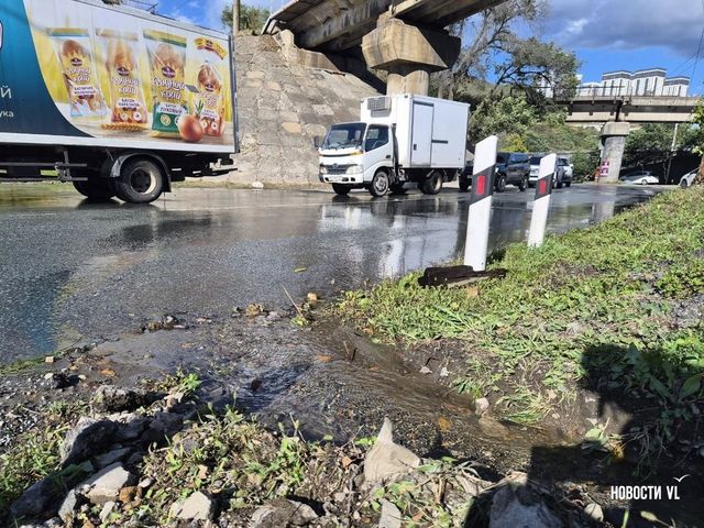 Улицу Снеговую во Владивостоке второй день топит вода из ливневой канализации - Newsvlru, 02.10.2026