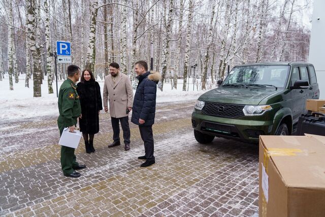 Андрей Гнеушев передал автомобиль-внедорожник с гуманитарной помощью Герою России Виталию Антонову - Нижегородская правда, 28.12.2024