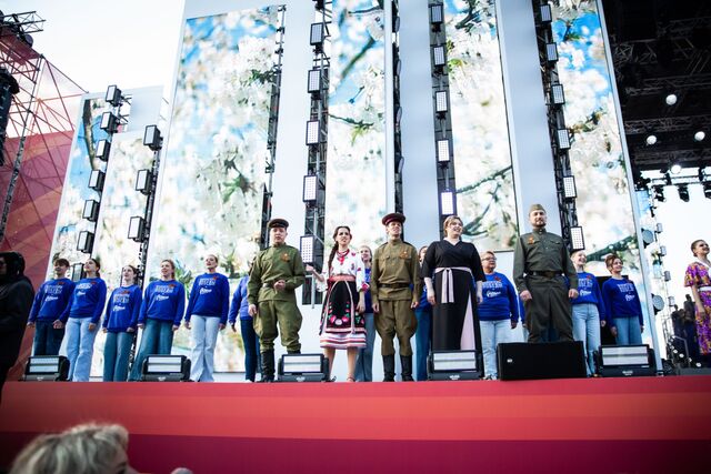 100 нижегородцев исполнили «День Победы» на концерте «Военные песни у Кремля» - Нижегородская правда, 09.05.2025
