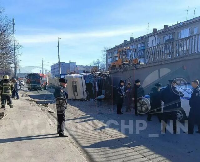 Фура пробила ограждение и упала с виадука на проспекте Ленина - Нижегородская правда, 23.03.2026