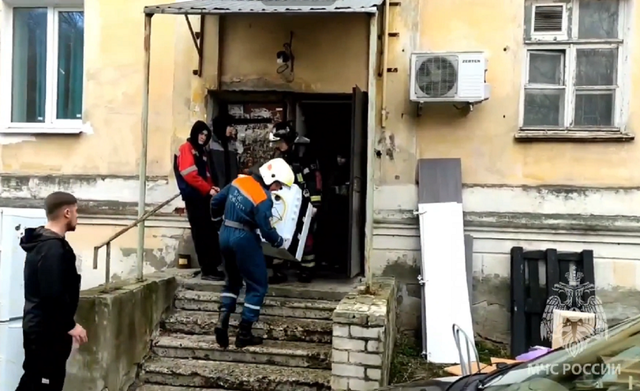 Сотрудники МЧС помогают жильцам вывозить имущество из аварийного дома в Балахне - Нижегородская правда, 19.04.2026