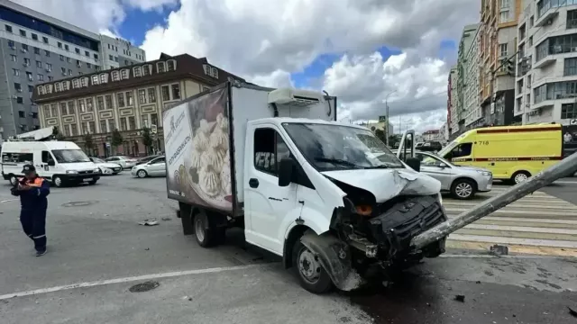Полицейские нашли водителя, который на иномарке матери сбил фонарный столб - Нижегородская правда, 11.06.2026