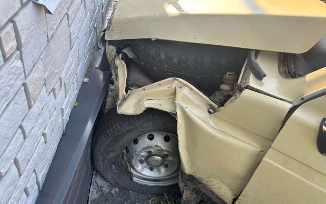 В Воронежской области легковой автомобиль врезался в дом - Время Воронежа, 01.07.2025