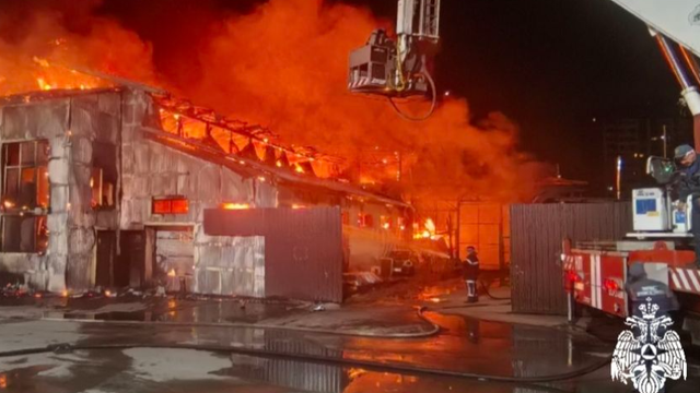 Ночной пожар уничтожил склад на Московском проспекте в Воронеже - Время Воронежа, 23.08.2026