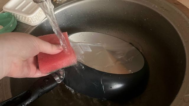 Кладу сковороду в пакет — и нагар отлетает кусками: через 1 час не могу налюбоваться отражением - Время Воронежа, 25.08.2026