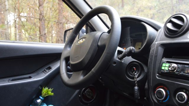 Отец с монтировкой разбил машину дочери в Таловском районе - Время Воронежа, 28.08.2026
