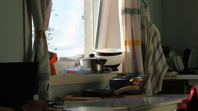 Занавески на кухне впитывают запах: как быстро избавиться от кухонных запахов на шторах без их замены Занавески на кухне впитывают запах: как быстро избавиться от кухонных запахов на шторах без их замены - Время Воронежа, 13.09.2026