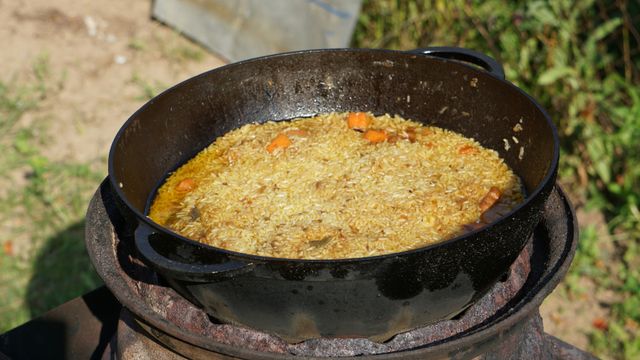 Что обжарить первым – мясо или лук: запомните простое правило – от этого шага зависит вкус и аромат всего плова - Время Воронежа, 15.09.2026