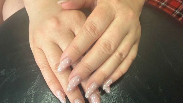 Скучный нюд и стразы уже не в тренде: 6 денежных оттенков маникюра на октябрь-2026 — притягивают удачу и богатство - Время Воронежа, 16.10.2026