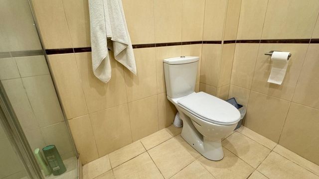 2 капли в подставку для ёршика — и в туалете пахнет свежестью, как в элитных отелях: поможет средство за копейки - Время Воронежа, 24.10.2026