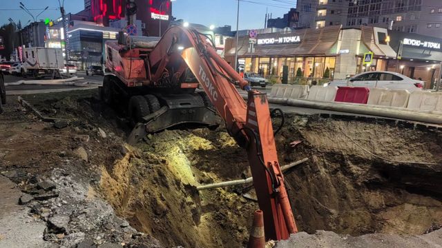 В Воронеже за ночь заменили 2 метра изношенного канализационного коллектора - Время Воронежа, 24.10.2026
