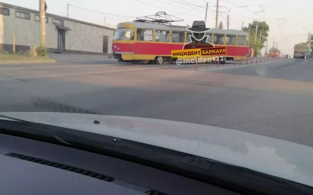 В Барнауле второй день трамваи сходят с рельсов в одном и том же месте - Толк, 06.06.2023