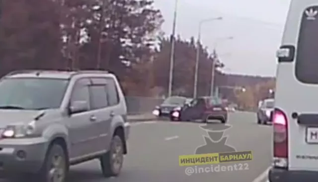 В Барнауле легковушка выехала на встречку и ударила авто - Толк, 02.10.2023