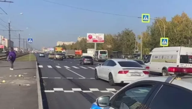 В Барнауле буксируемый автомобиль вылетел на остановку и сбил двух пешеходов - Толк, 02.10.2023