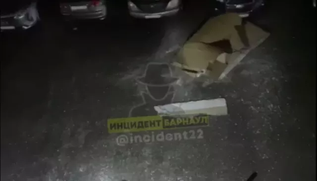 В Барнауле часть фасада рухнула на припаркованный автомобиль - Толк, 04.12.2023
