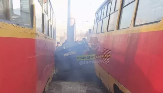 В полиции рассказали подробности ДТП с двумя трамваями и иномаркой в Барнауле - Толк, 24.02.2024