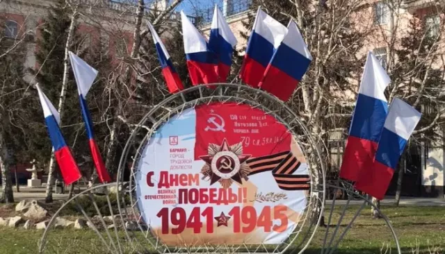 Флаги, баннеры, растяжки. Барнаул украшают к 9 Мая. Фото - Толк, 03.05.2024