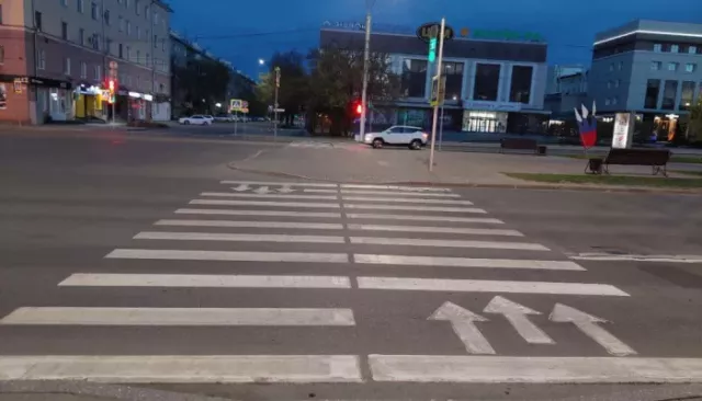 В Барнауле обновляют дорожную разметку в центре города и возле школ. Фото - Толк, 10.05.2024