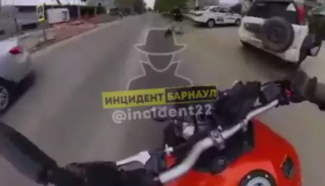 Мотоциклист столкнулся с электросамокатом на дороге в Барнауле - Толк, 11.05.2024