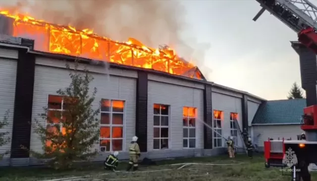 В Рубцовске крупный пожар произошел в административном здании РЖД. Фото и видео - Толк, 02.10.2024