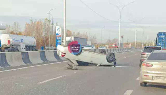 Toyota Mark II легла на крышу после ДТП на въезде в Барнаул - Толк, 08.10.2024