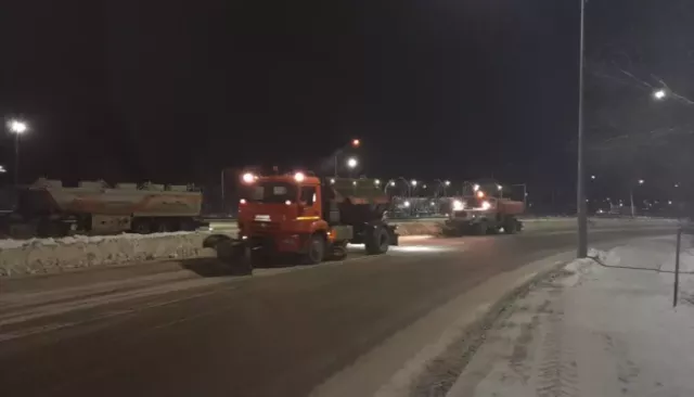 Дорожники очищают Барнаул от последствий снегопада. Фото - Толк, 23.11.2024