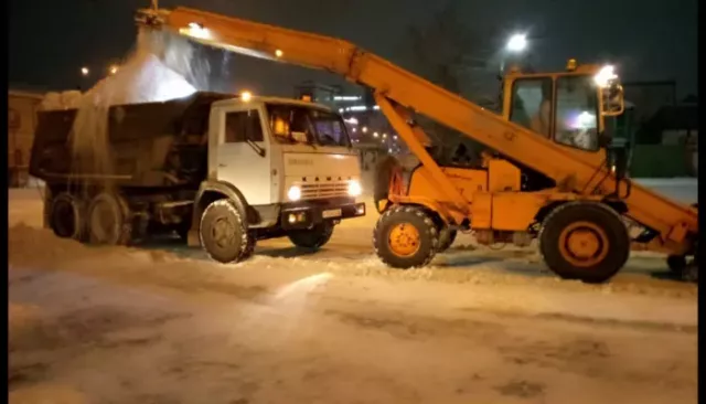 Дороги Барнаула очищают от снега и льда после метели - Толк, 29.12.2024