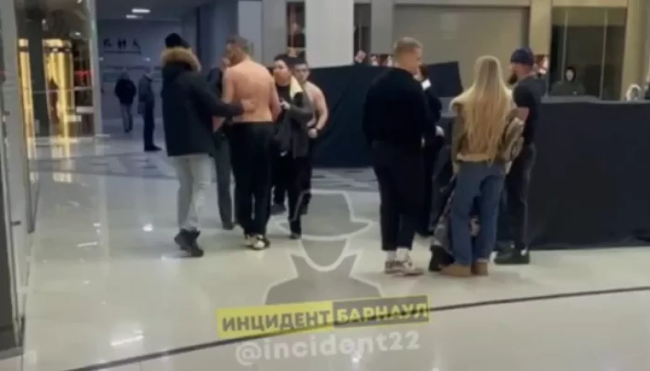 Девушка лежит на парне