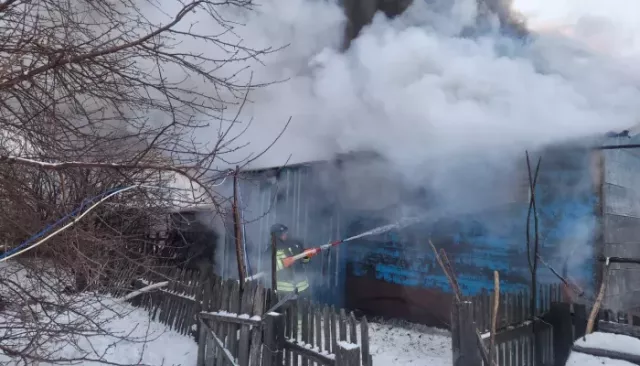 Взрыв газа произошел во время пожара в частном доме в Алтайском крае - Толк, 10.01.2025