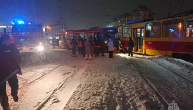 В Барнауле восемь человек пострадали в ДТП с автобусом и трамваем - Толк, 28.01.2025