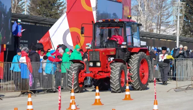 Красный трактор едет к нам. По центру Барнаула механизаторы устроили гонки - Толк, 15.03.2025