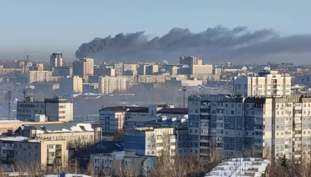 Более 30 человек тушат административное здание в Барнауле - Толк, 15.03.2025