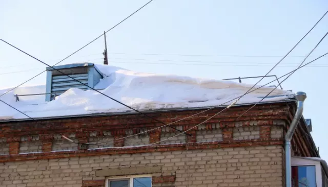 Барнаульская пенсионерка забралась на крышу четырехэтажки. Видео - Толк, 18.03.2025