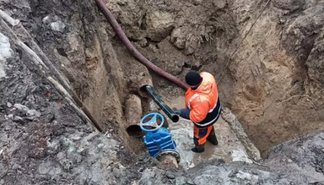 Прокуратура проверит жалобы барнаульцев на затянувшийся ремонт водопровода - Толк, 18.03.2025
