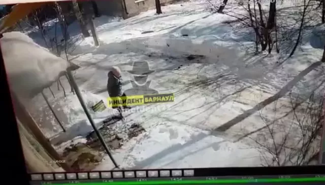Барнаульской пенсионерке на голову рухнула ледяная глыба - Толк, 23.03.2025
