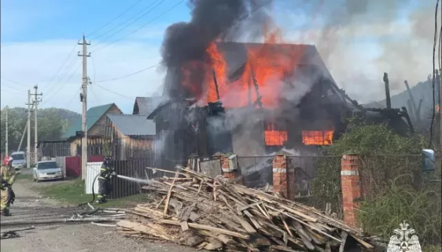 В селе на Алтае крупный пожар охватил жилой дом и хозпостройки - Толк, 08.05.2025