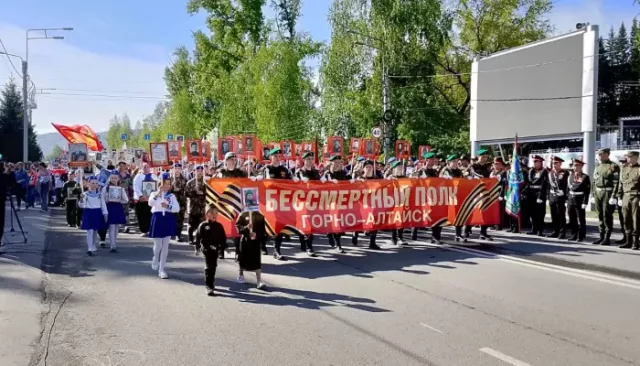 Колонна "Бессмертного полка" прошла по Горно-Алтайску. Фоторепортаж - Толк, 09.05.2025