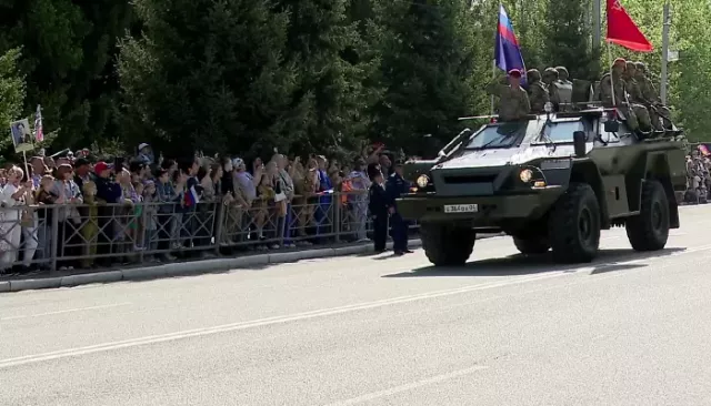 Сотни жителей Горно-Алтайска пришли в парк Победы на торжества в честь 9 Мая - Толк, 09.05.2025