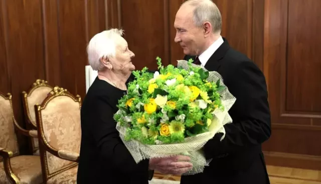 Учительница Путина побывала на параде Победы в Москве - Толк, 09.05.2025