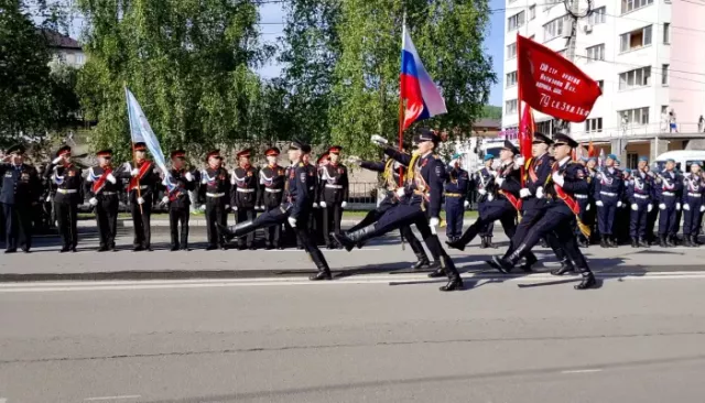 "Бессмертный полк", парад и народные гуляния: как в Горно-Алтайске отмечают 9 Мая. Фото - Толк, 09.05.2025